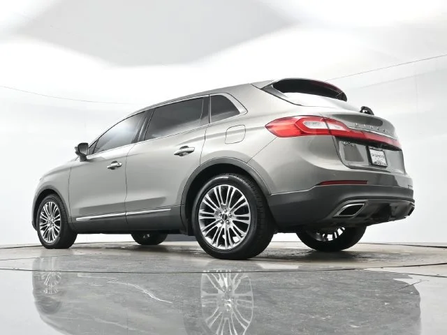 Used 2016 Luxe Metallic Lincoln Reserve image 30