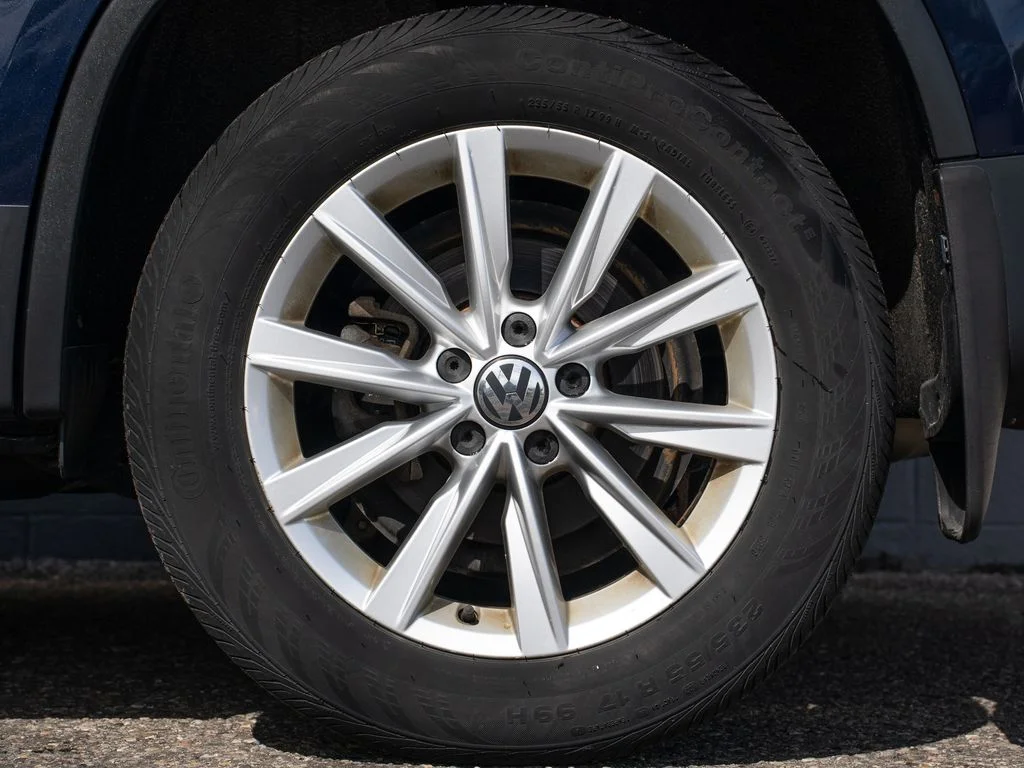 Used 2015 Blue Volkswagen SE image 13