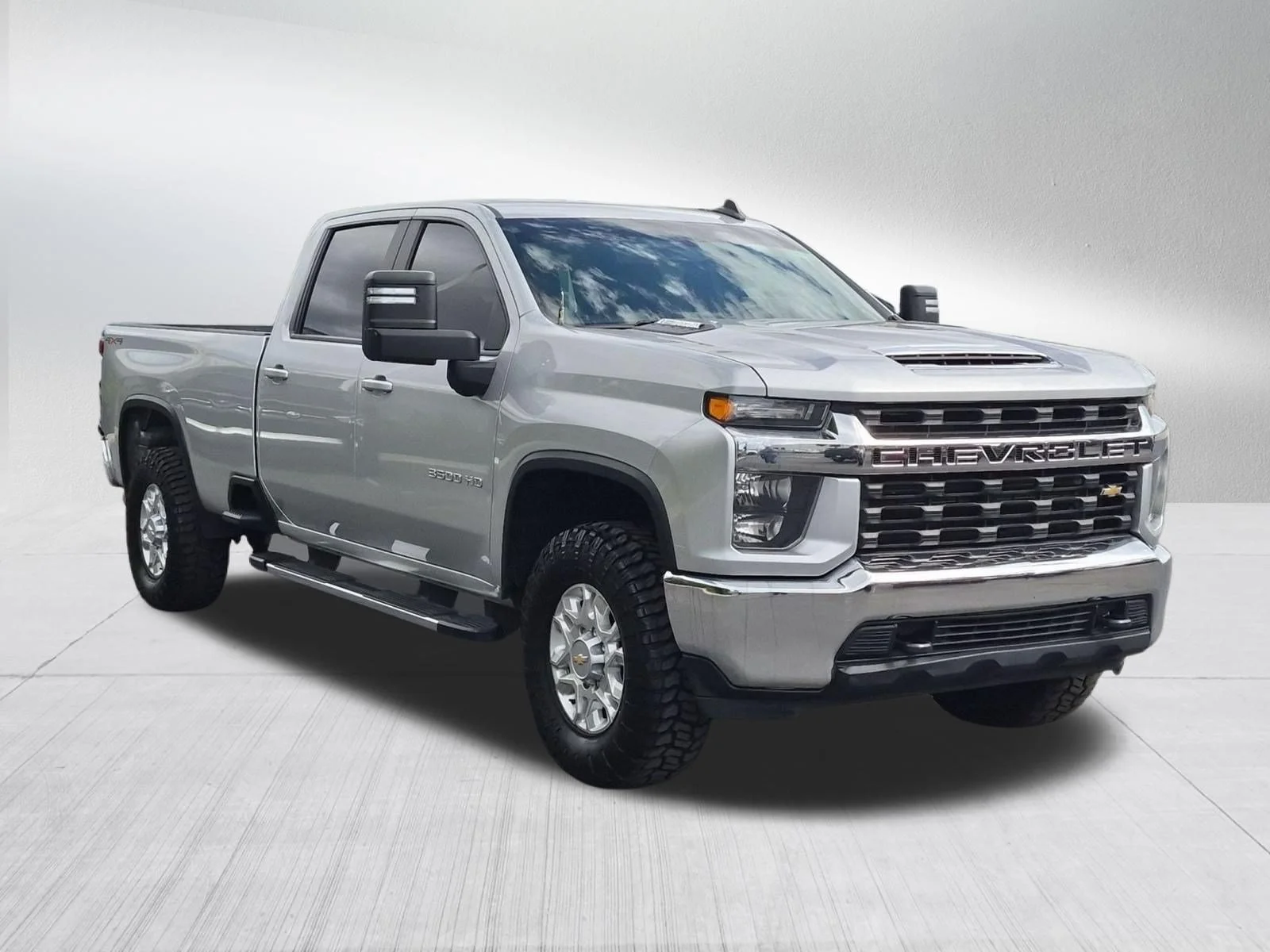 Used 2023 Silver Ice Metallic Chevrolet LT image 7