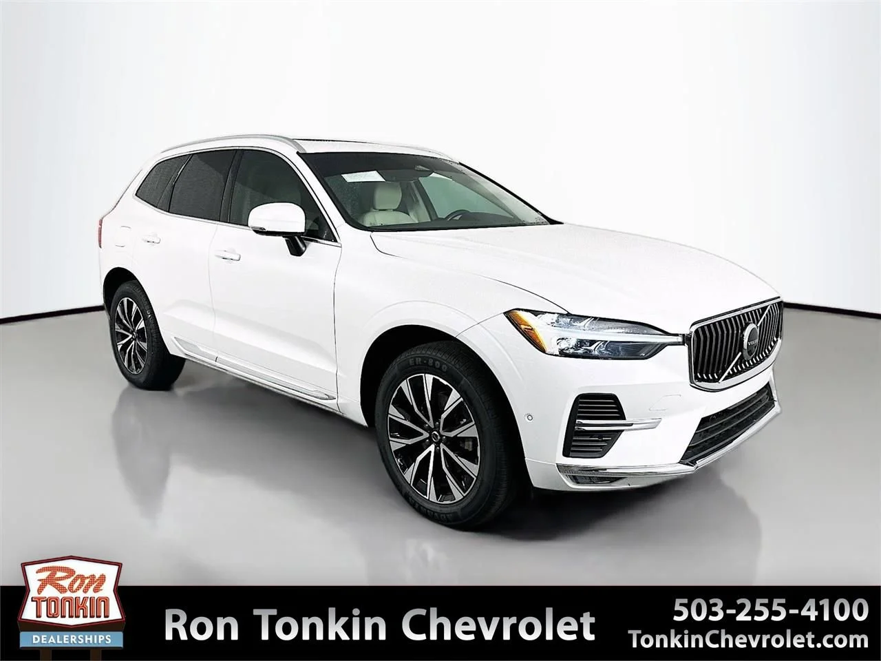 2023 Volvo XC60 B5 Plus Bright Theme AWD's photo