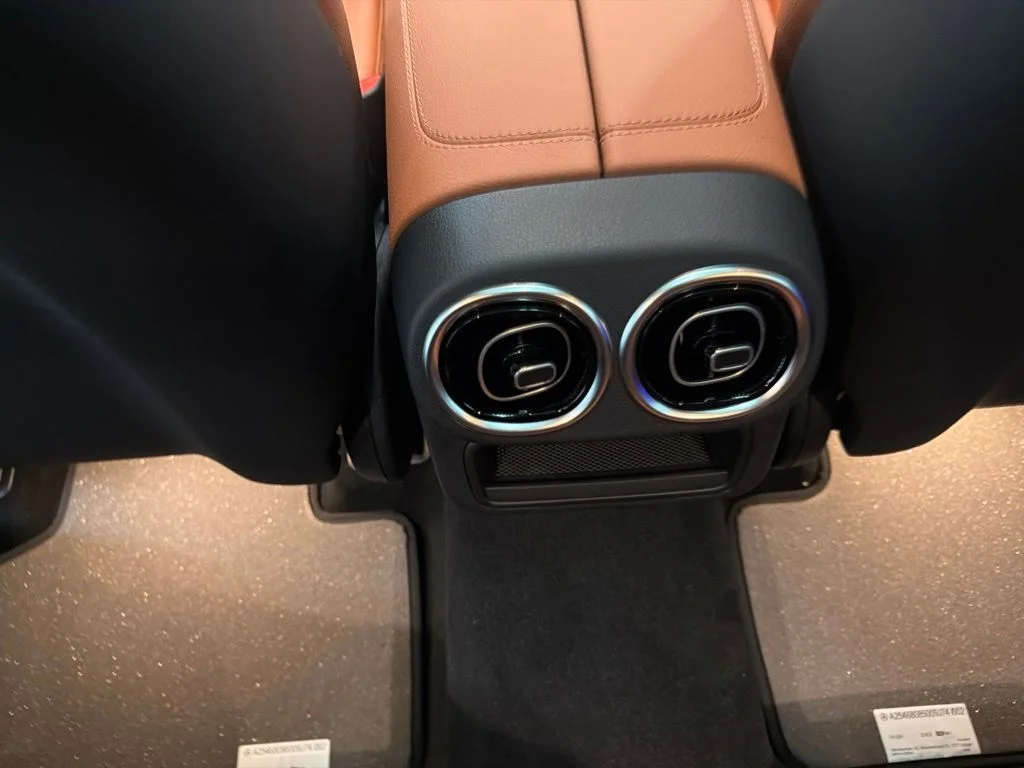 New 2027 White Mercedes-Benz GLC 300 image 24