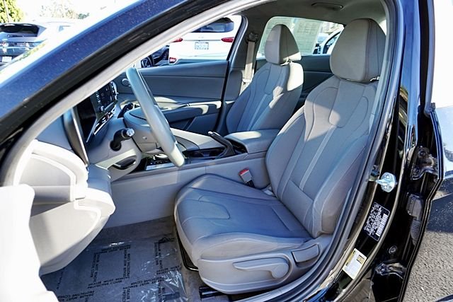 Used 2024 Black Hyundai SE image 13