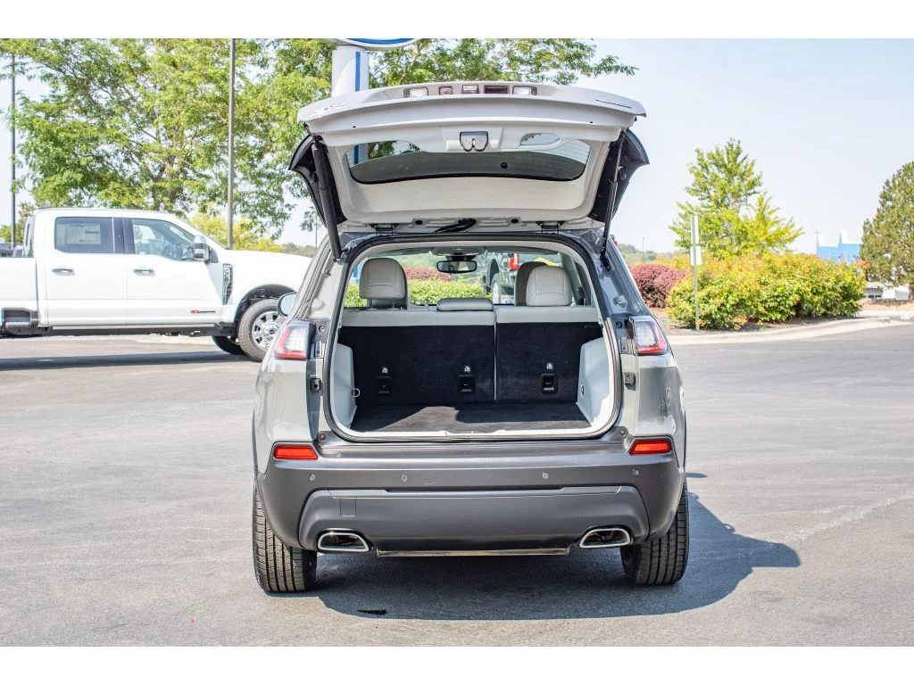 Used 2021 Sting-Gray Clearcoat Jeep Latitude Lux image 11