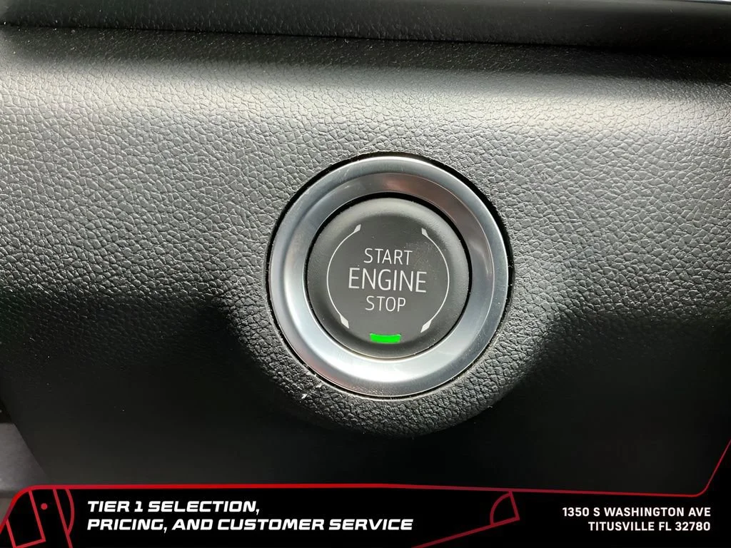 Used 2025 Summit White GMC Elevation image 22