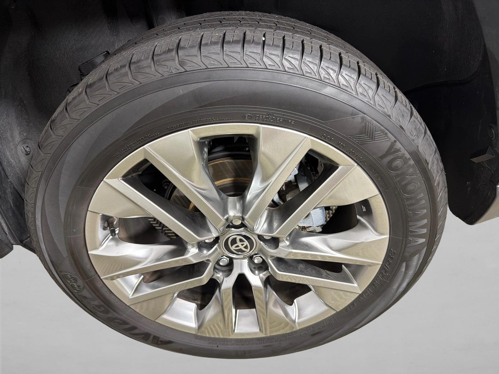 Certified Used 2025  Toyota XLE Premium image 21