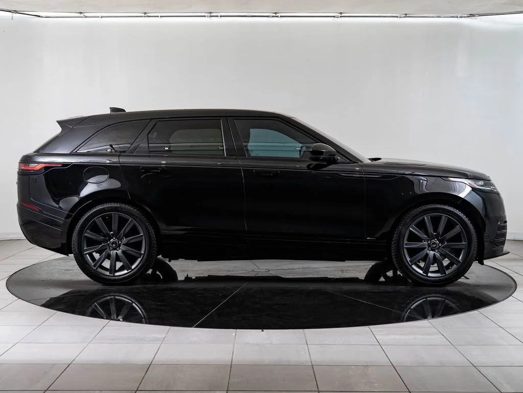 Used 2019 Santorini Black Metallic Land Rover R-Dynamic SE image 11