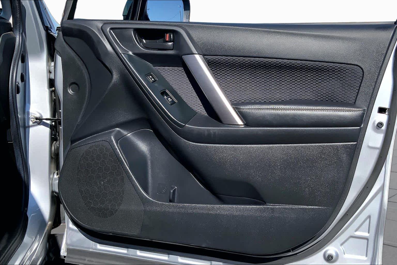 Used 2018 Ice Silver Metallic Subaru Premium image 20
