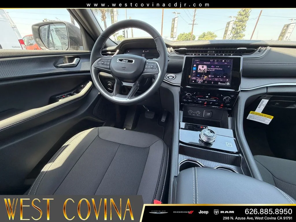 New 2026 Silver Zynith Jeep Laredo X image 32