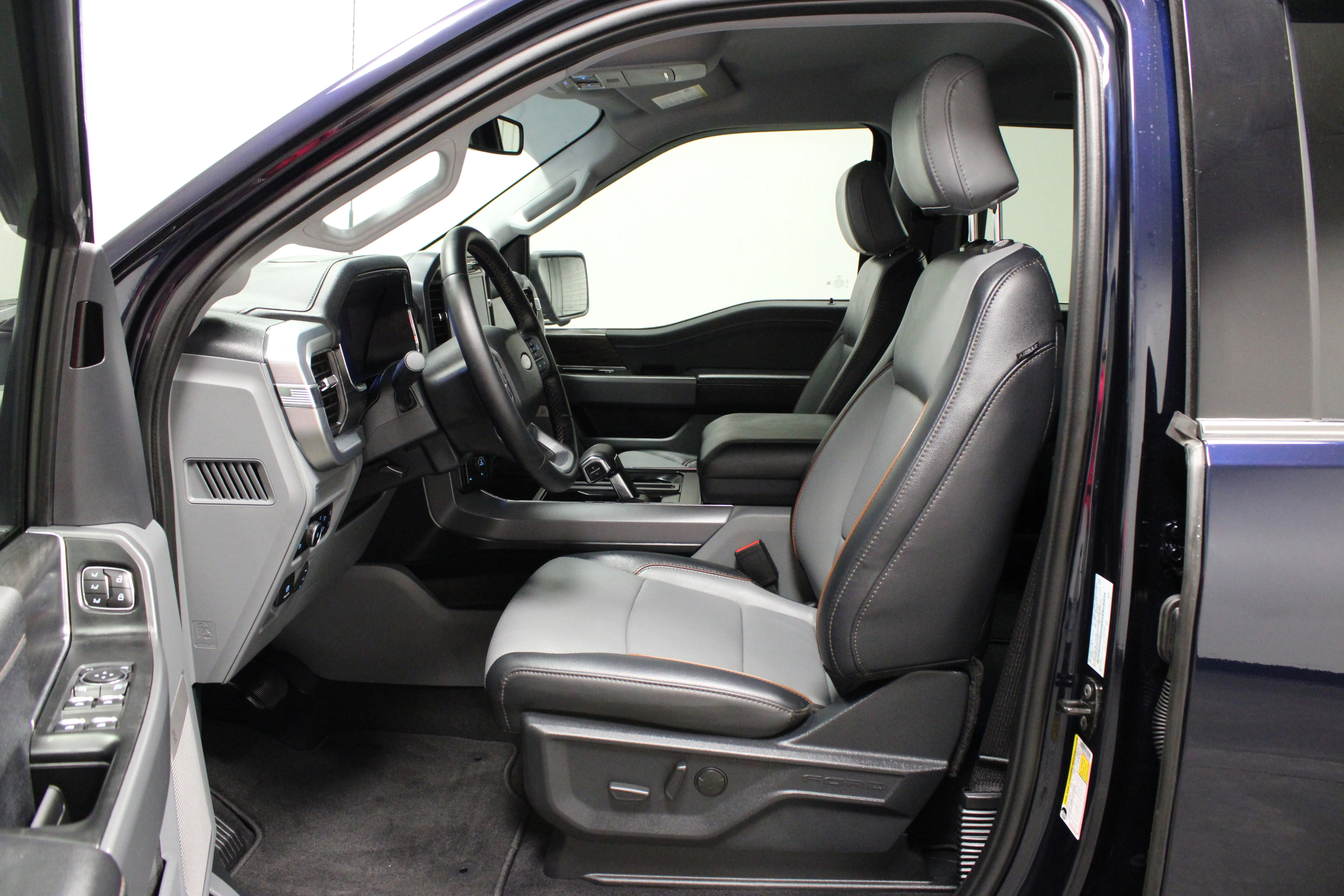 Used 2025 Antimatter Blue Metallic Ford LARIAT image 19