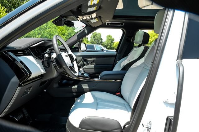New 2026 Ostuni Pearl White Premium Metallic Land Rover Dynamic SE image 4