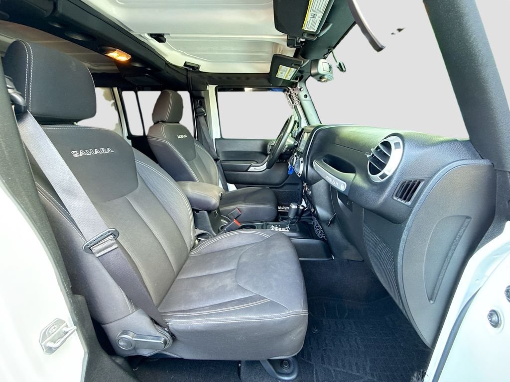 Used 2018 Bright White Clearcoat Jeep Sahara image 23