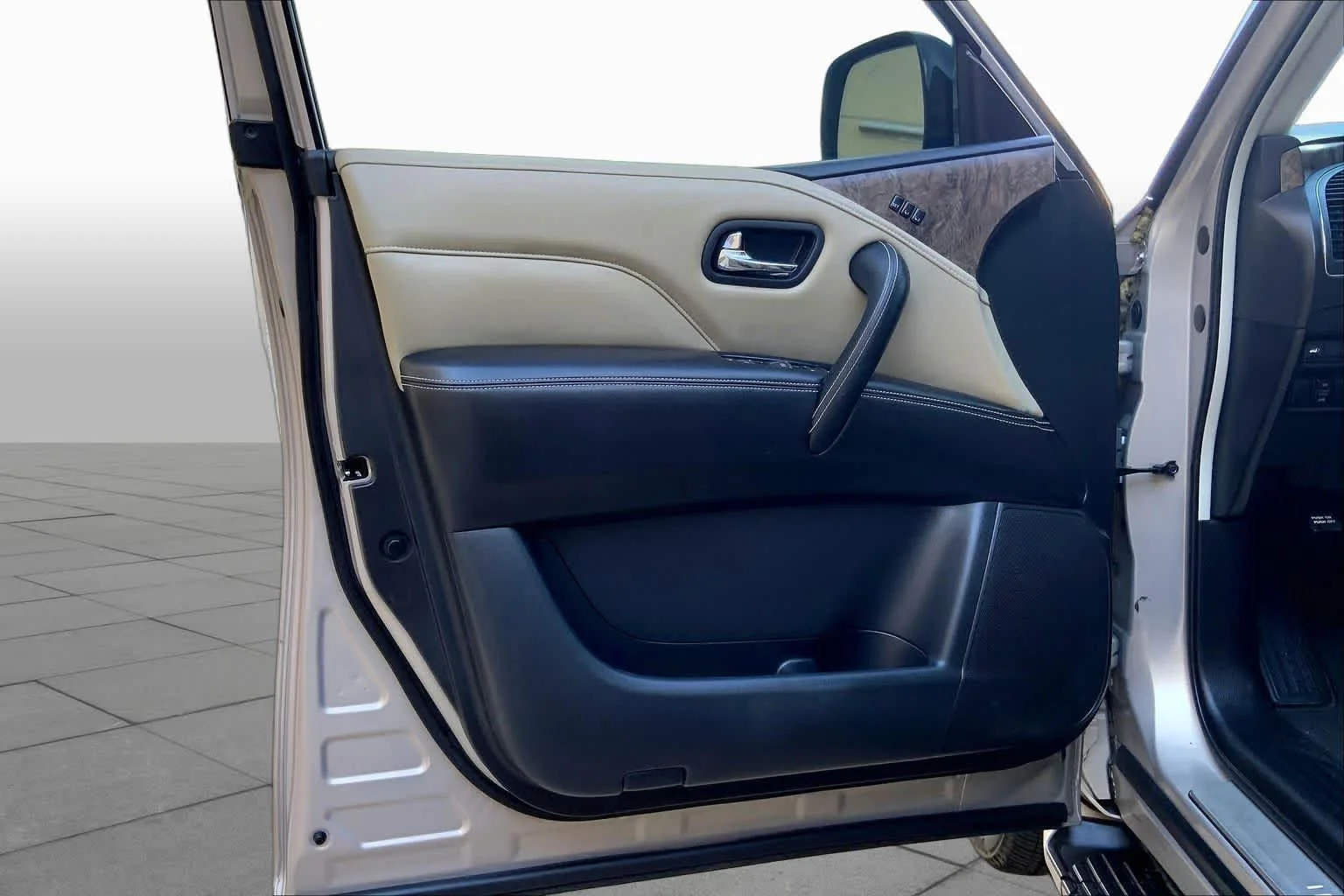 Used 2023 Champagne Quartz INFINITI PREMIUM SELECT image 22