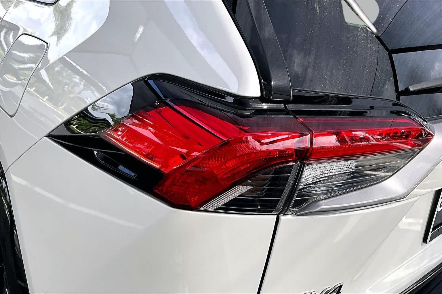 Used 2022 Blizzard Pearl/Midnight Black Metallic Toyota Hybrid XSE image 29