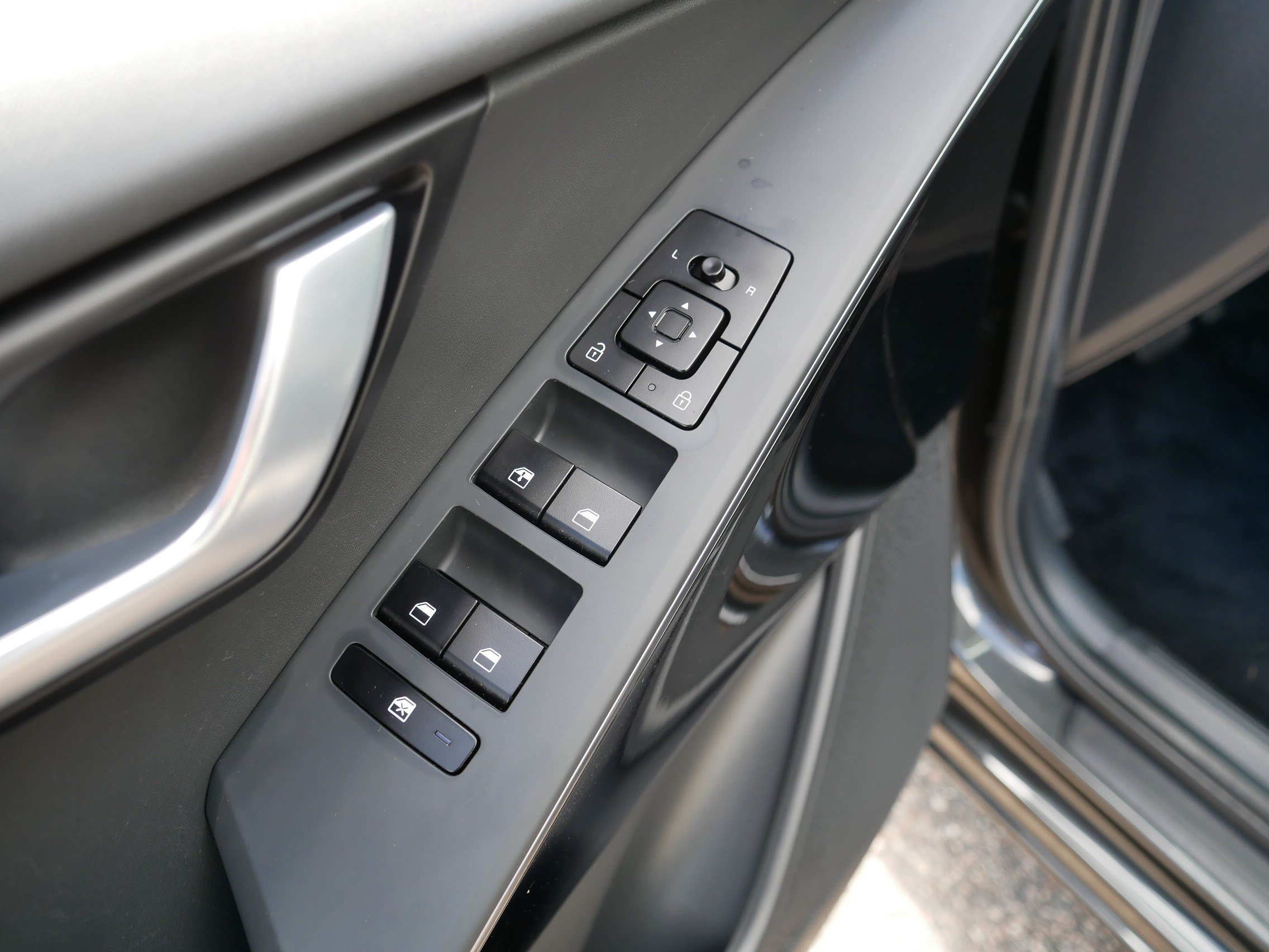Used 2024 Graphite Gray Kia Wind image 19