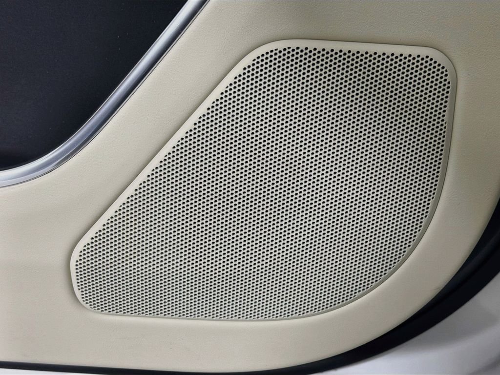 New 2026 Fuji White Land Rover SE image 19