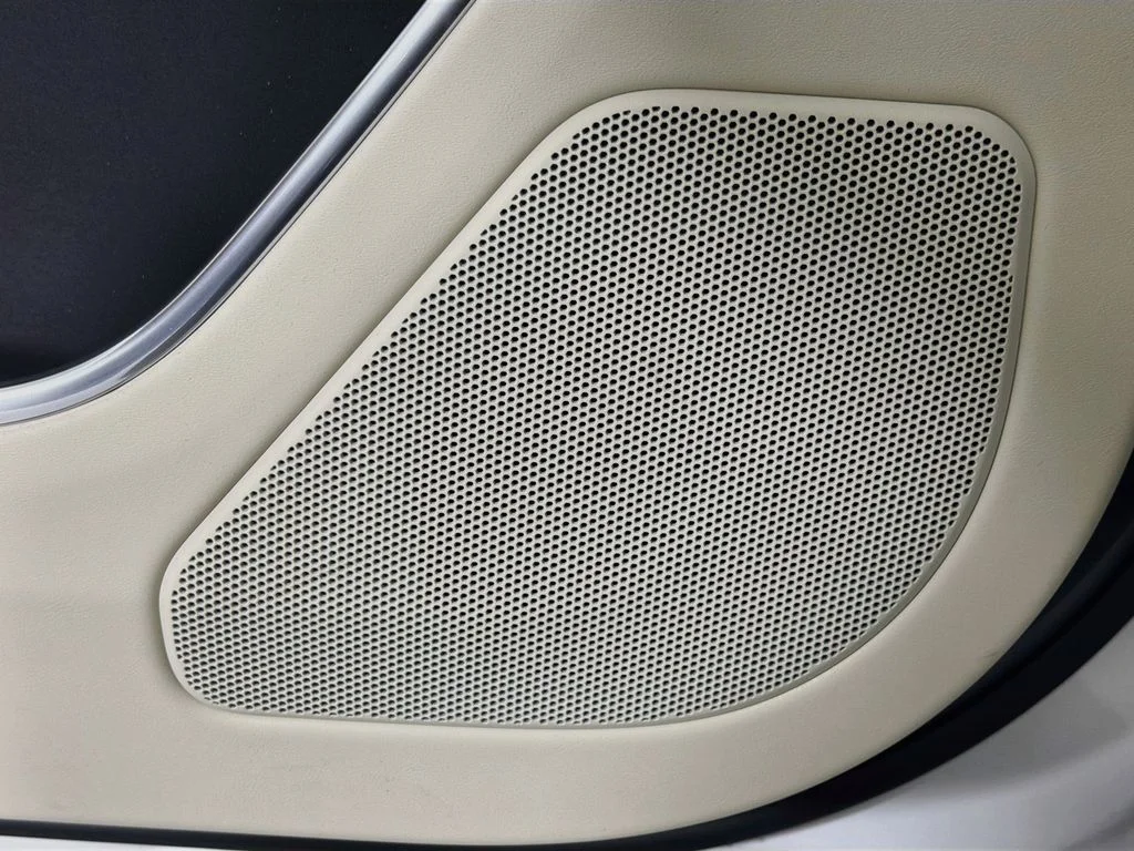 New 2026 Fuji White Land Rover SE image 19