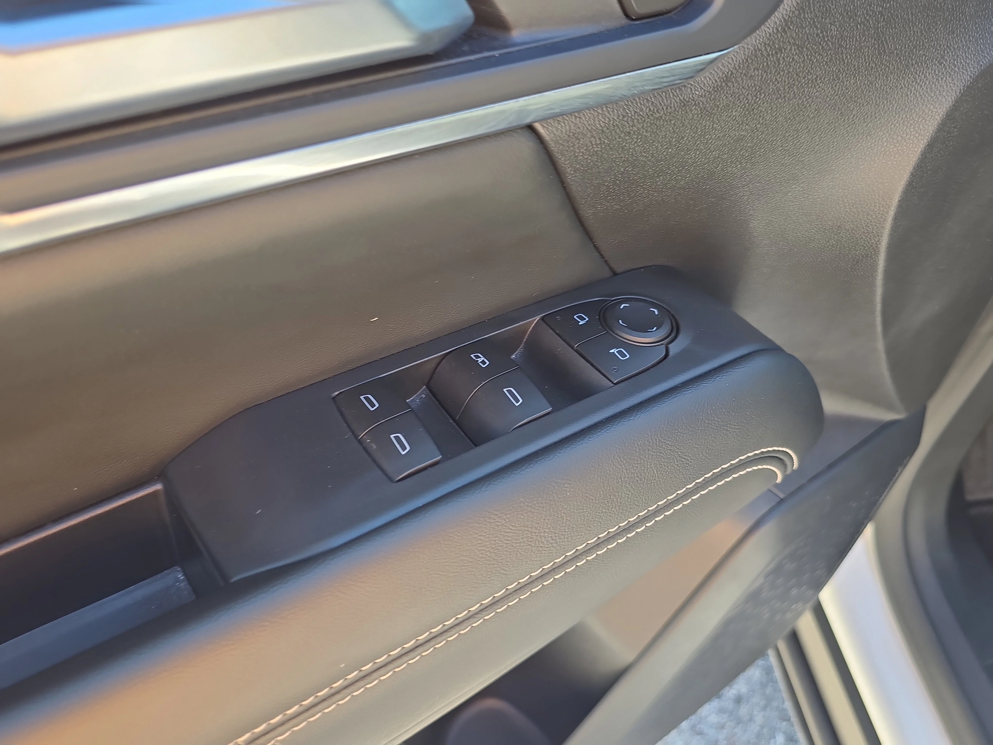 Used 2025 Summit White GMC AWD Elevation image 17