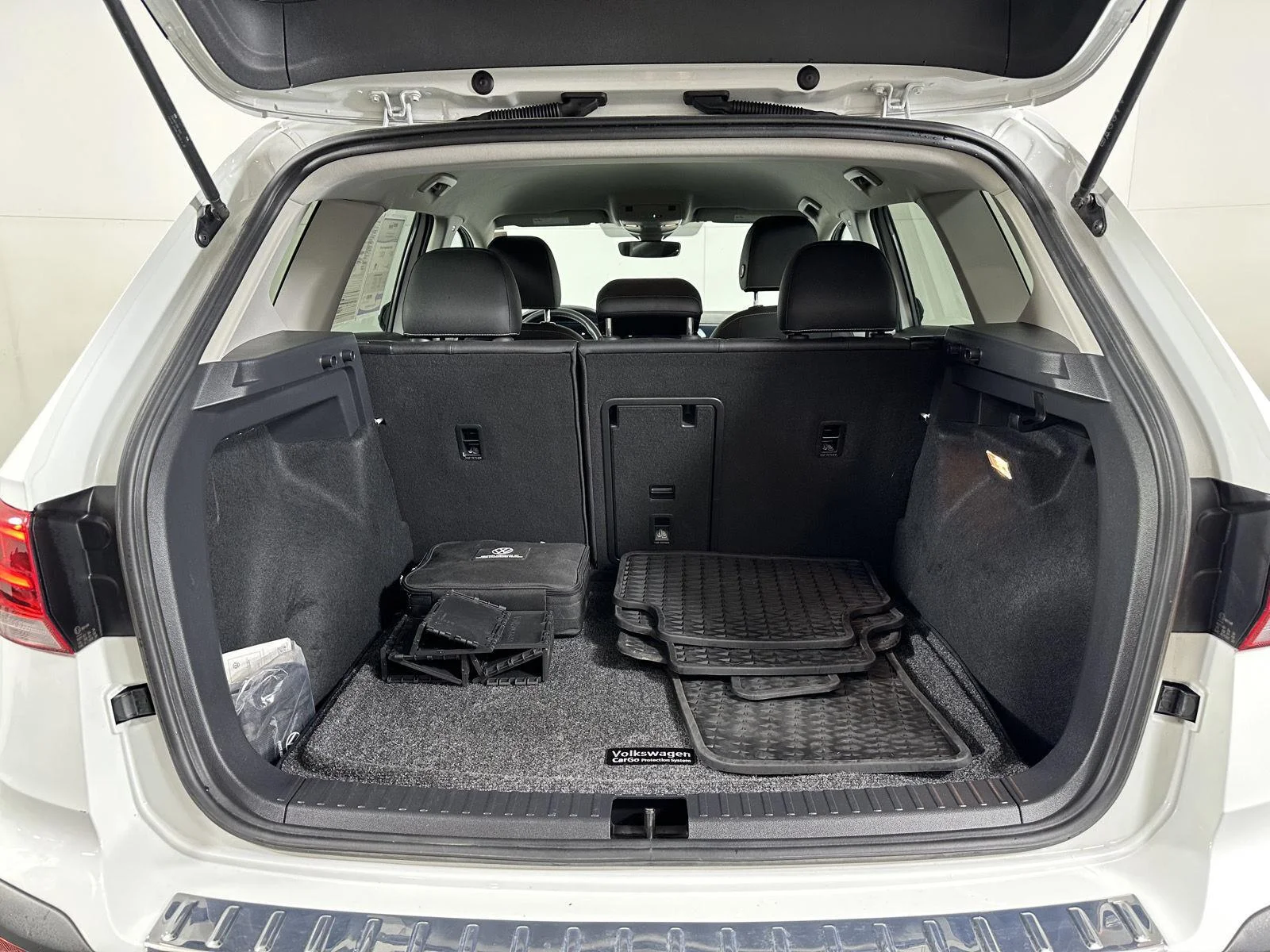 Used 2023 Pure White Volkswagen SE image 6