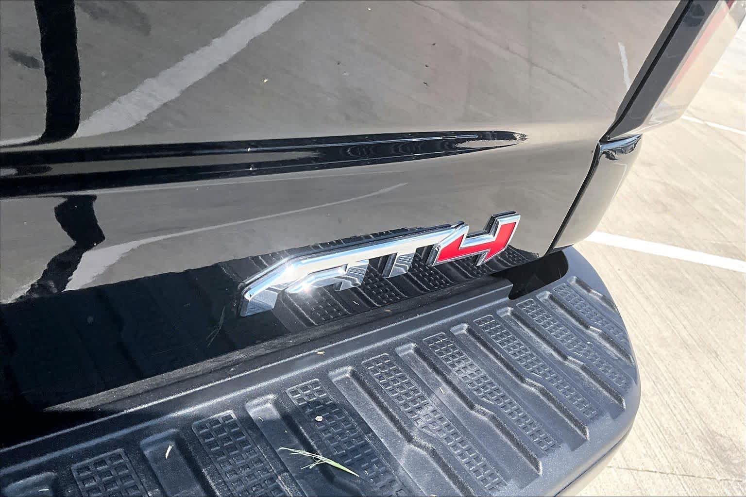 Used 2025 Onyx Black GMC AT4 image 9