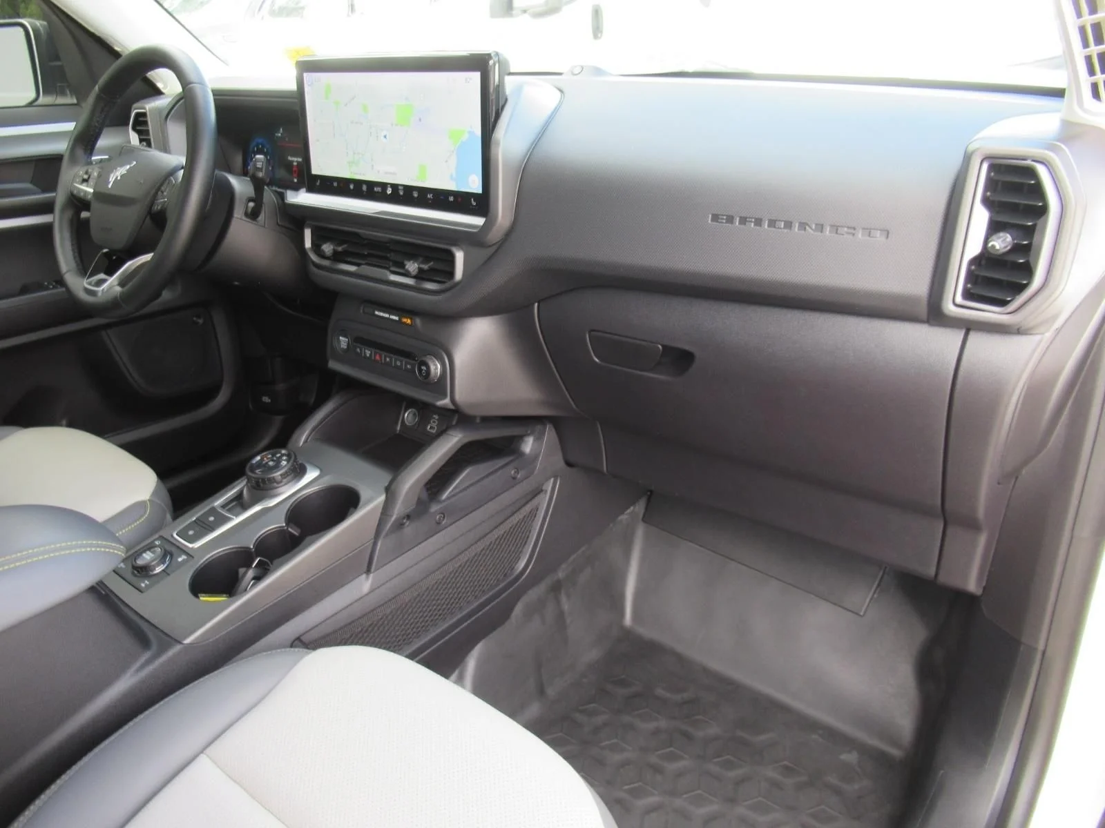 Used 2025 White Ford Badlands image 11