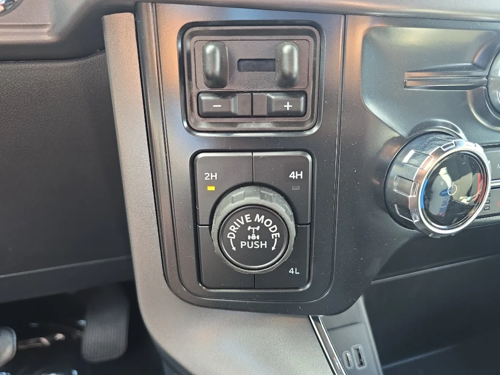 New 2026 Carbonized Gray Metallic Ford XLT image 20