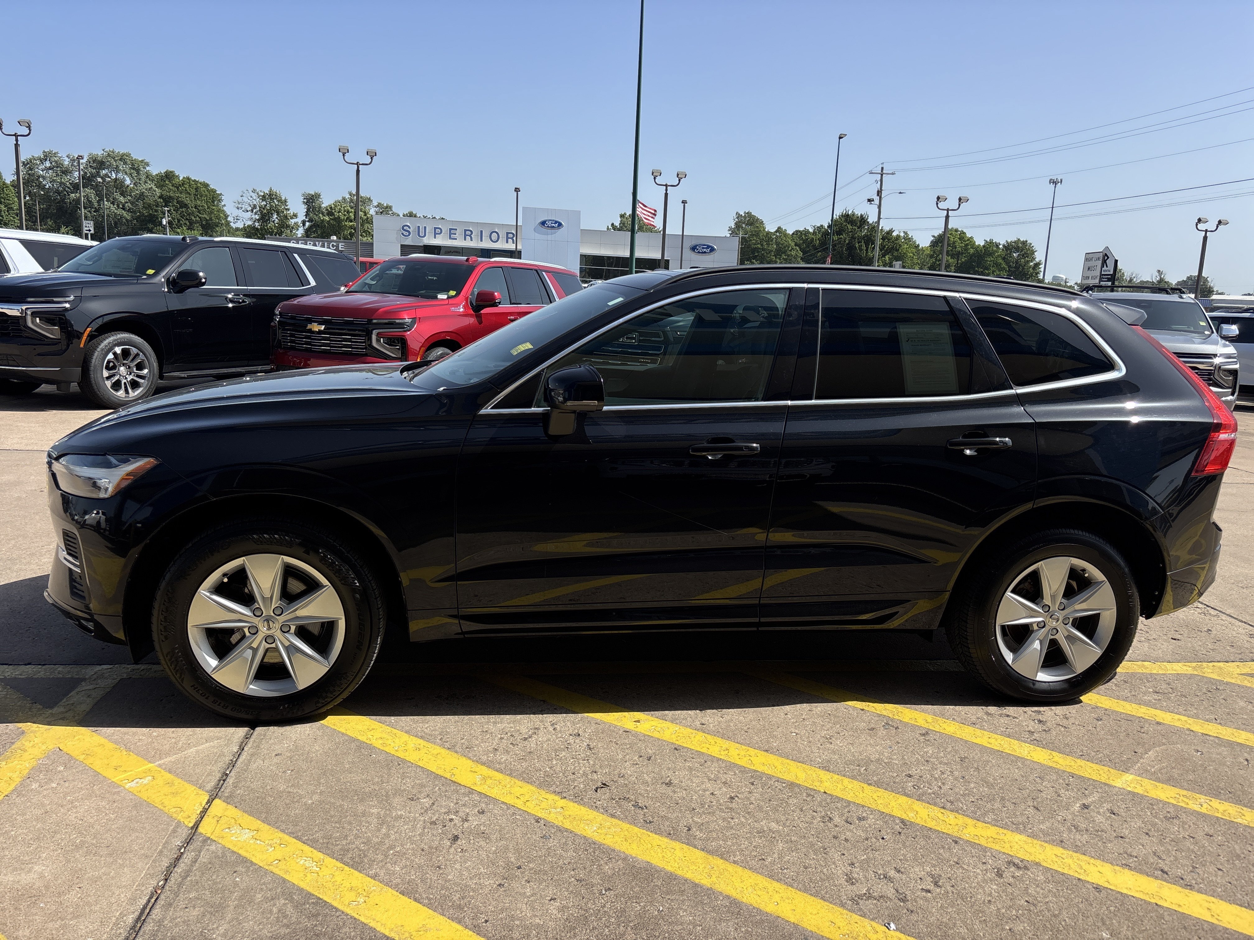 Used 2022 Onyx Black Metallic Volvo Momentum image 10
