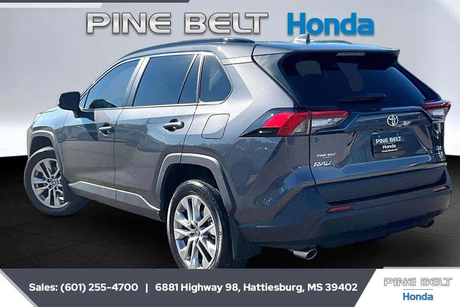 Used 2024 Magnetic Gray Metallic toyota XLE Premium image 2