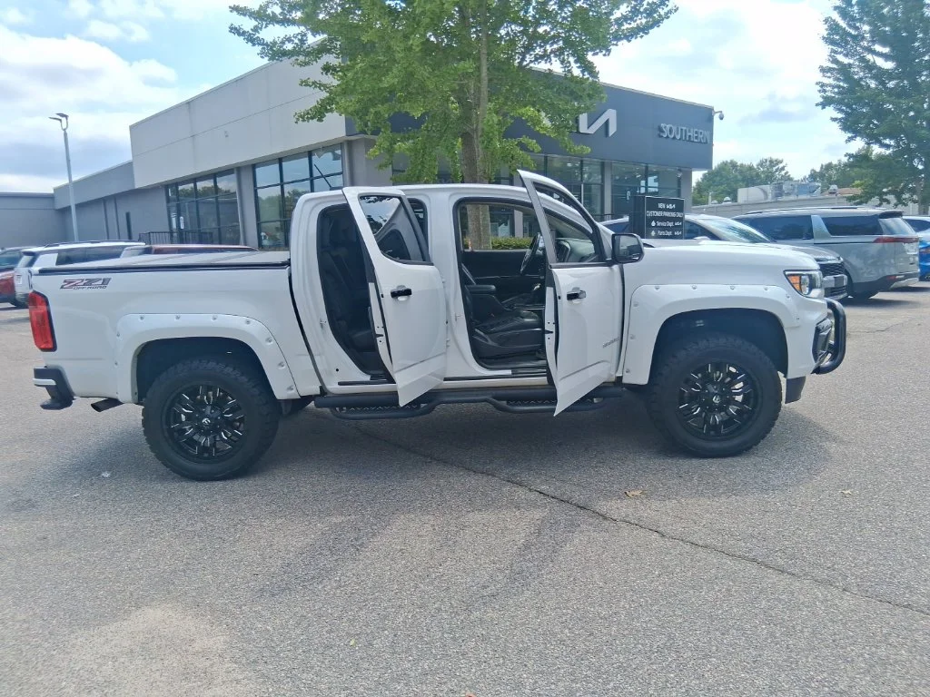 Used 2022 White Chevrolet Z71 image 17