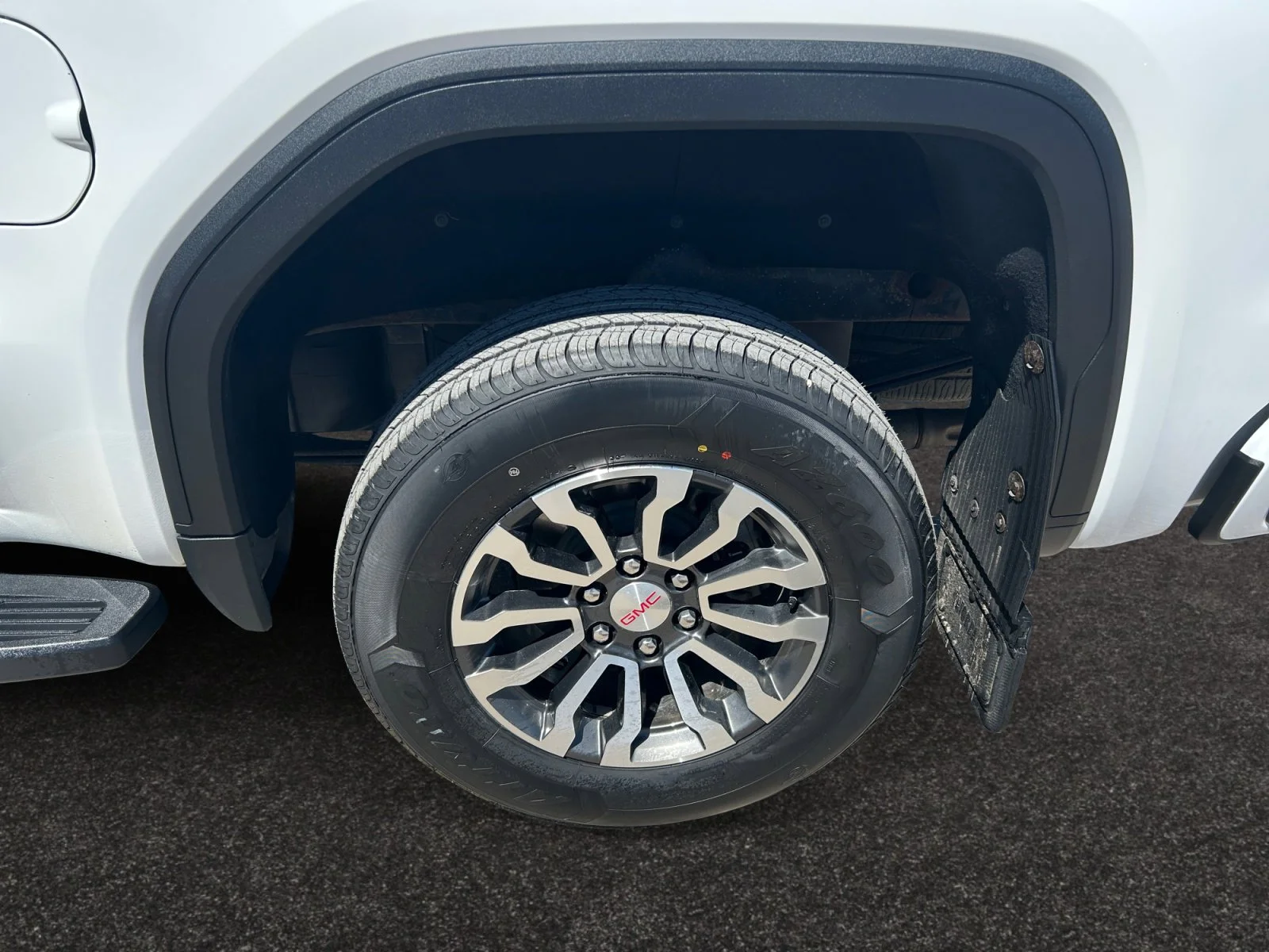 Used 2023 White GMC AT4 Crew Cab image 9