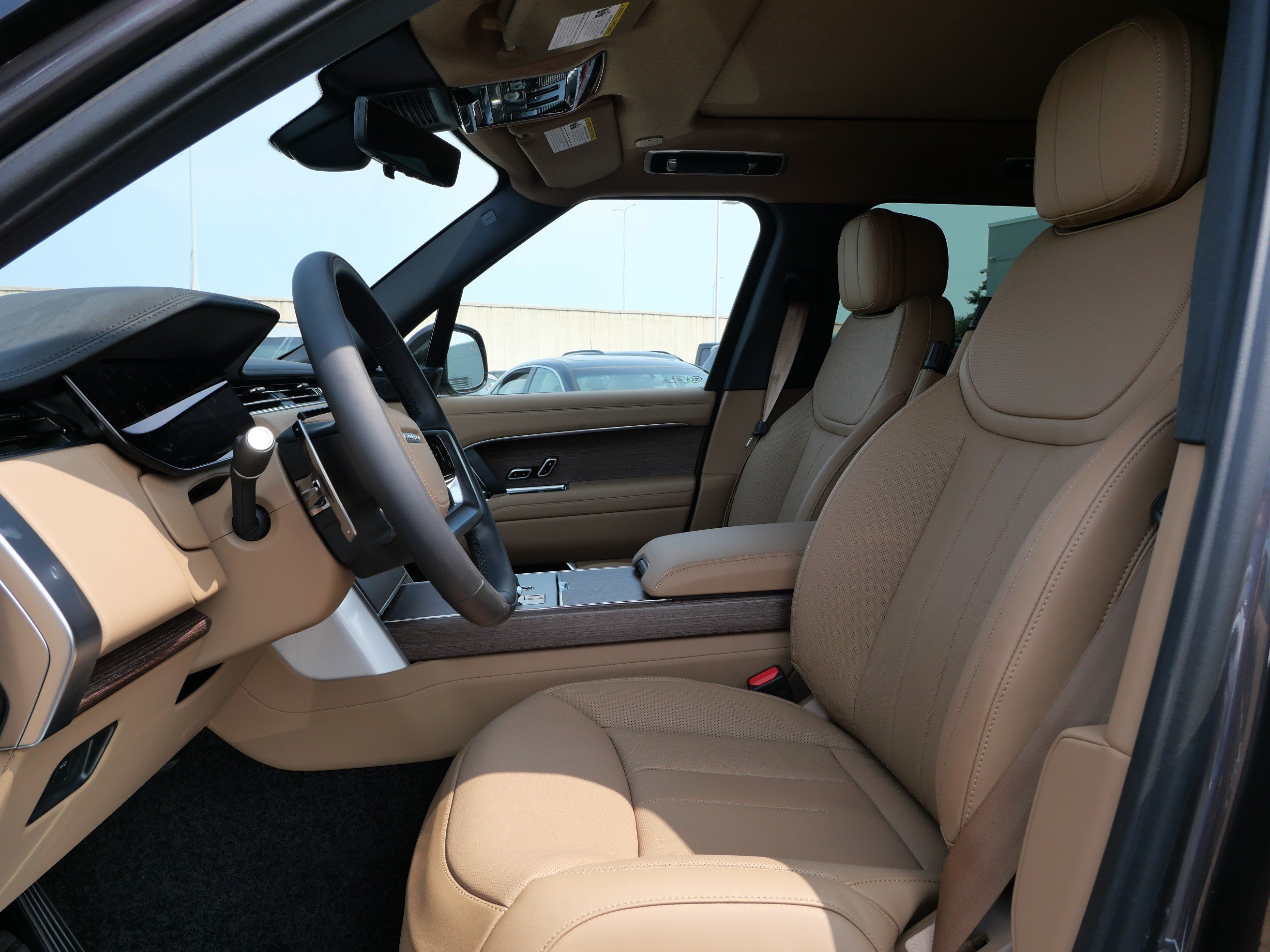 New 2026 Charente Grey LAND ROVER SE image 3