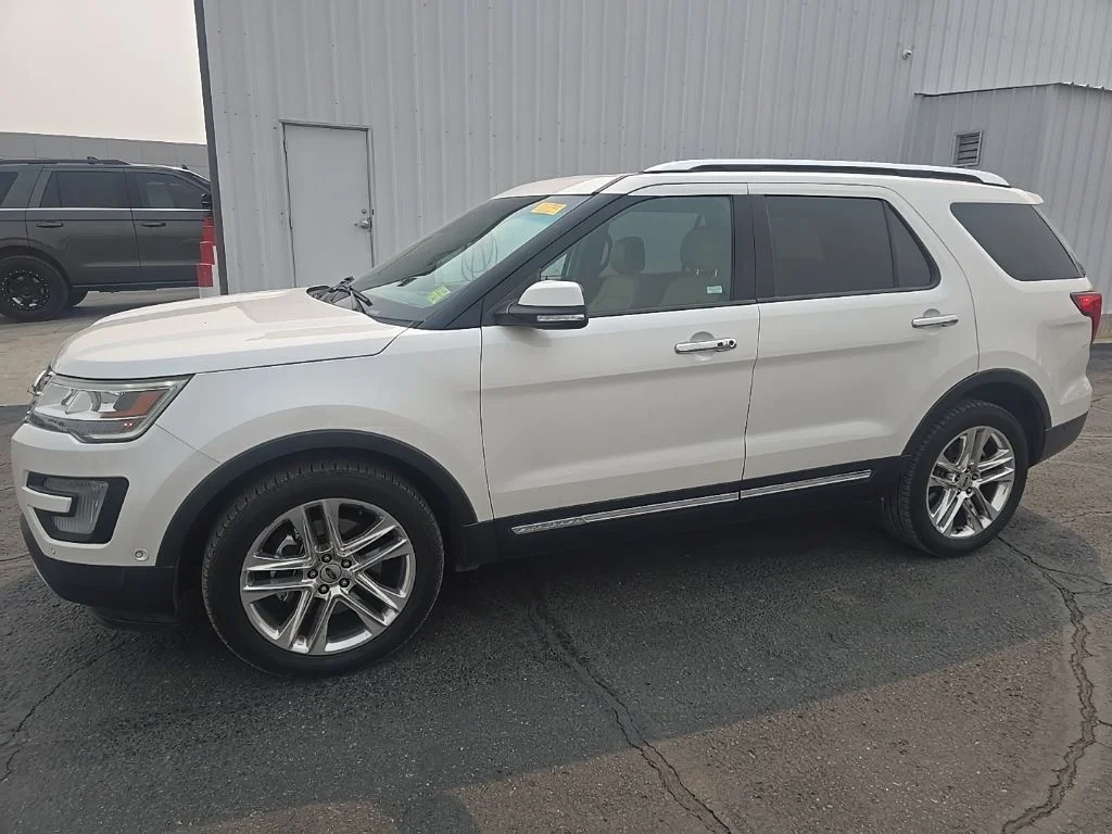 Used 2016 White Platinum Clearcoat Metallic Ford Limited image 3