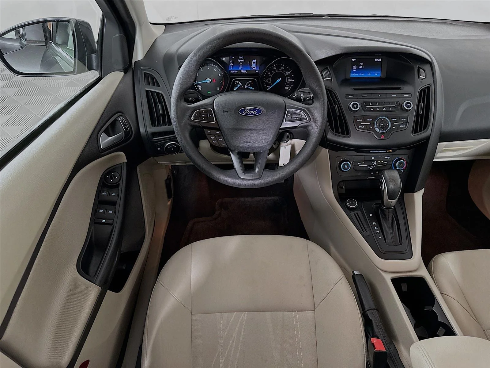 Used 2017  Ford SE image 2