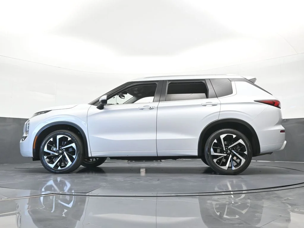 Used 2024 White Mitsubishi SEL image 61