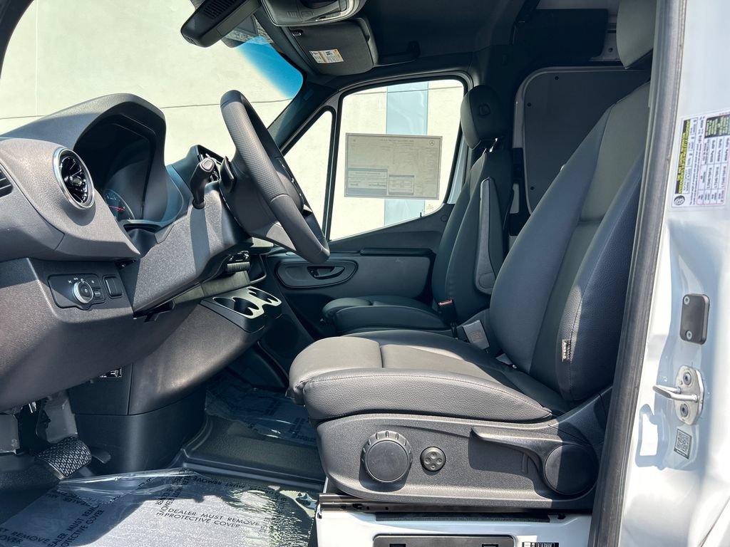 New 2026 Arctic+White Mercedes-Benz Cargo 144 WB image 47