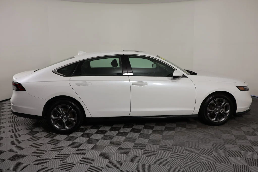 Used 2024 Platinum White Pearl Honda EX image 9