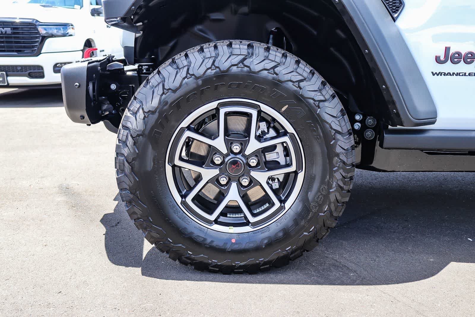 New 2026 Bright White Clear-Coat Exterior Paint Jeep Rubicon image 9