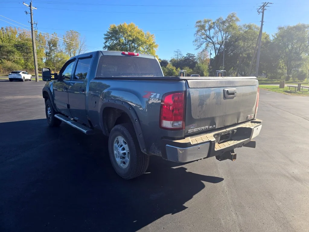 Used 2011 Stealth Gray Metallic GMC SLE image 6