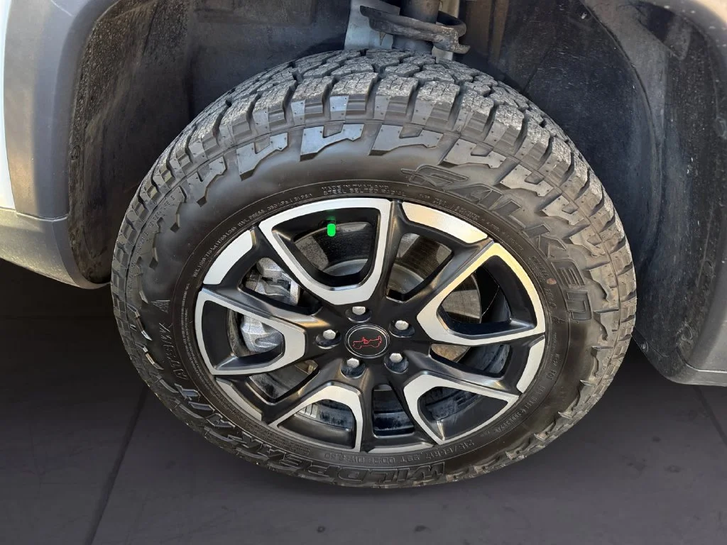 Used 2025 White Jeep Trailhawk image 9