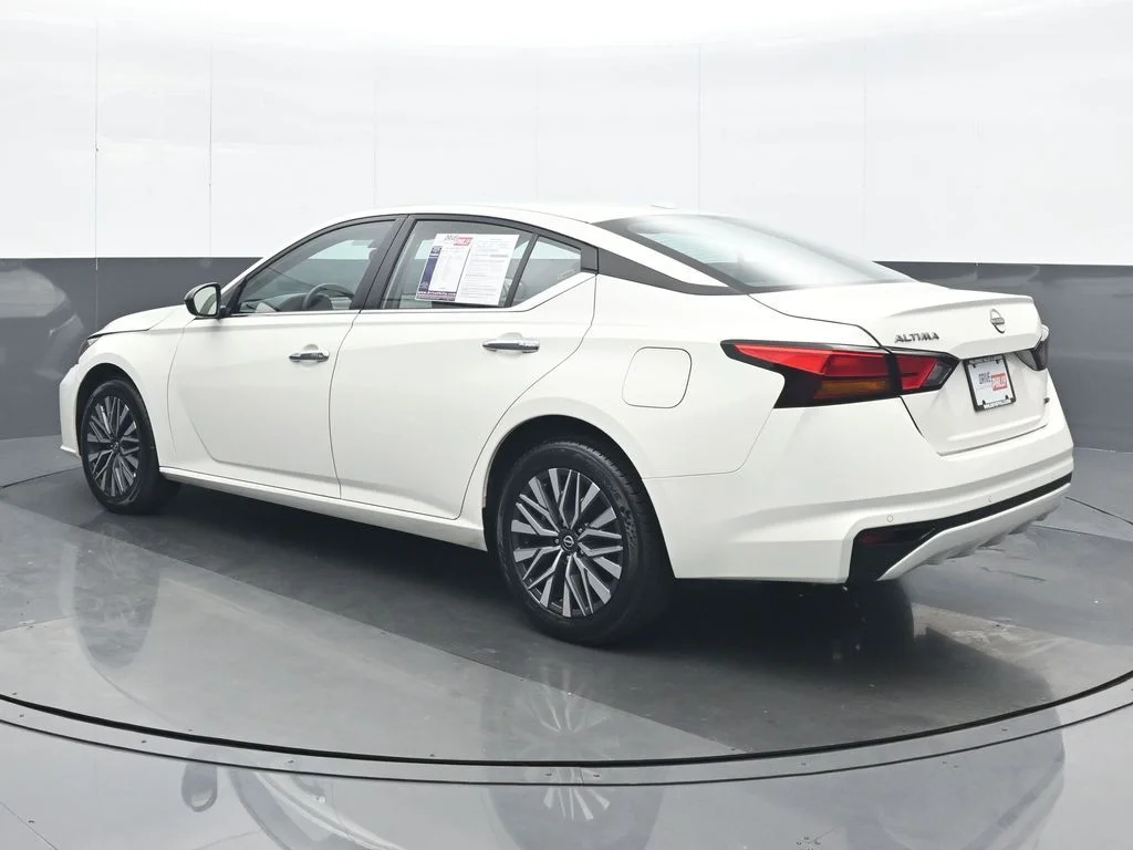 Used 2025 White Nissan 2.5 SV image 4