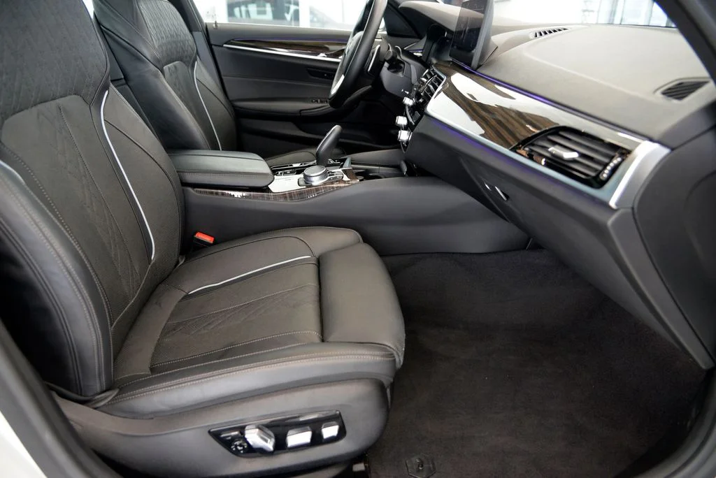 Used 2021 White BMW 530e iPerformance image 30