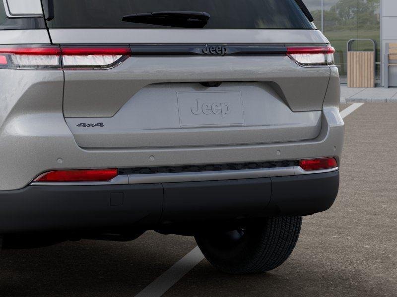 Used 2026 Silver Zynith Exterior Paint Jeep GRAND CHEROKEE LAREDO ALTITUDE image 13