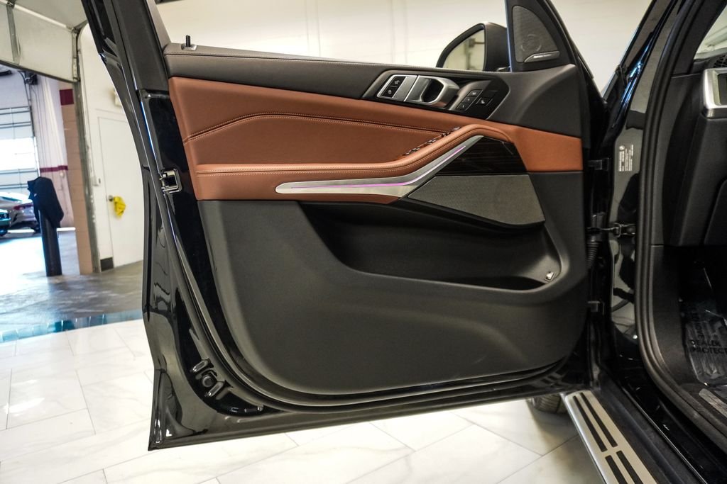 Used 2025 Black BMW xDrive50e image 22