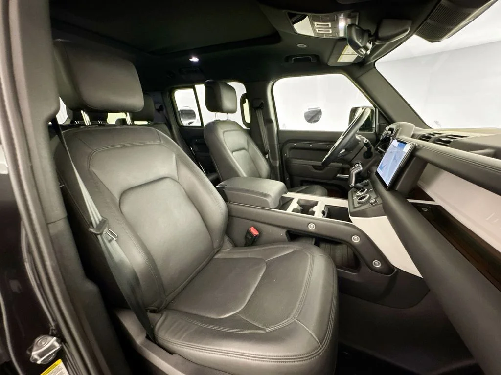 Used 2025 Gray Land Rover X-Dynamic SE image 30