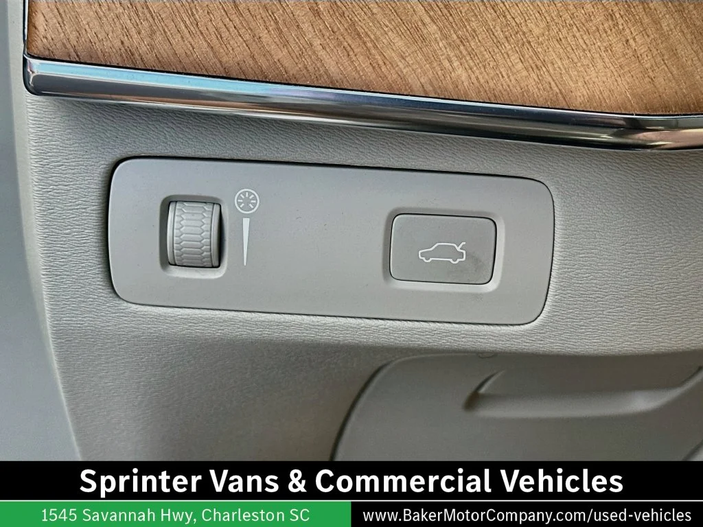 Used 2022 Crystal White Volvo T6 Momentum image 8