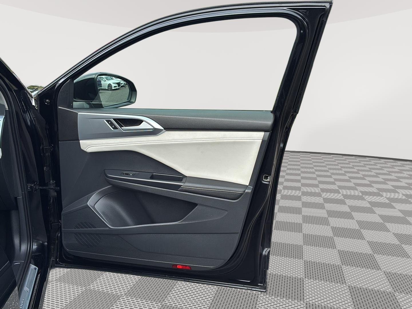 Used 2025 Deep Black Pearl Volkswagen SE image 10