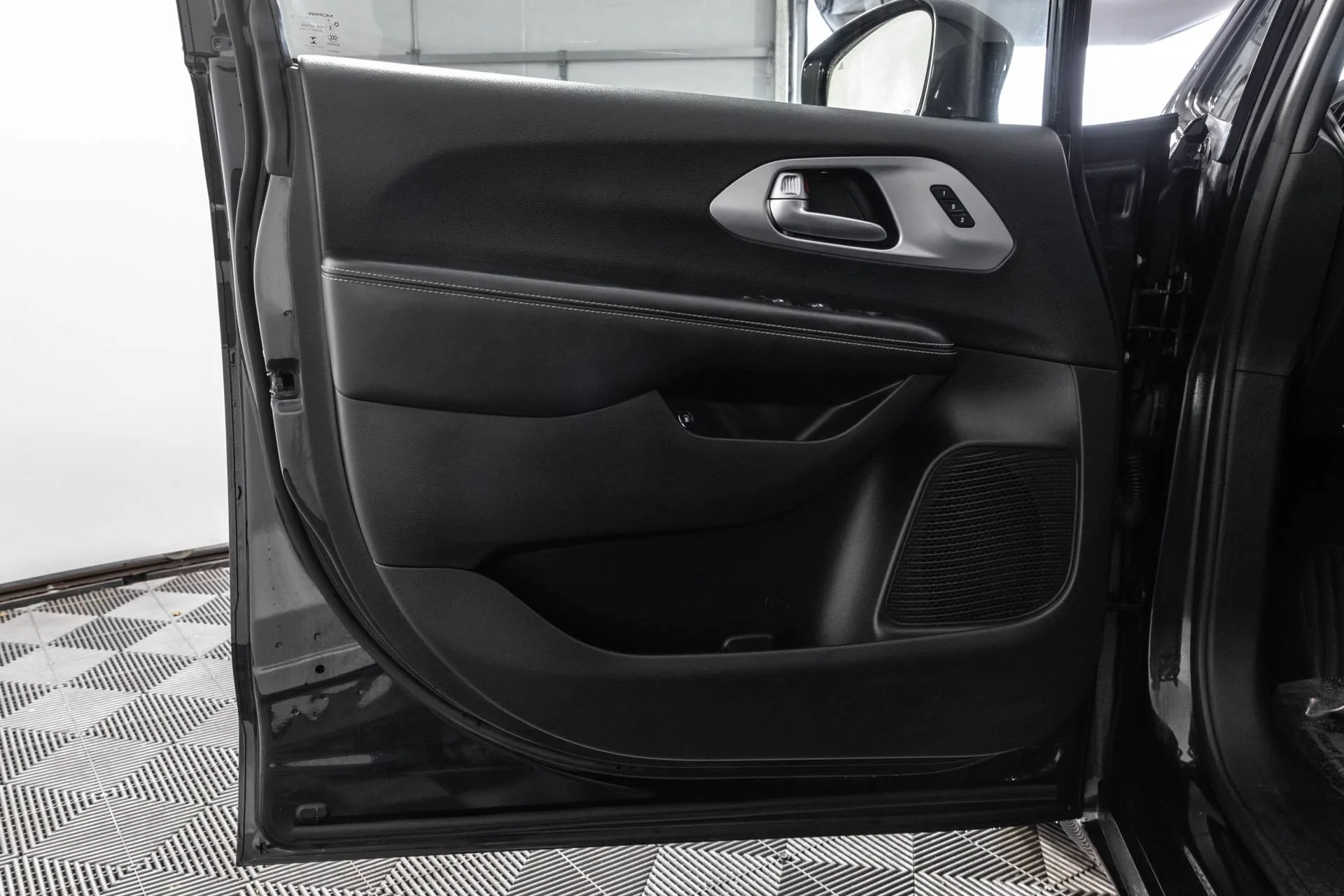 Used 2022 Black Chrysler Touring L image 38