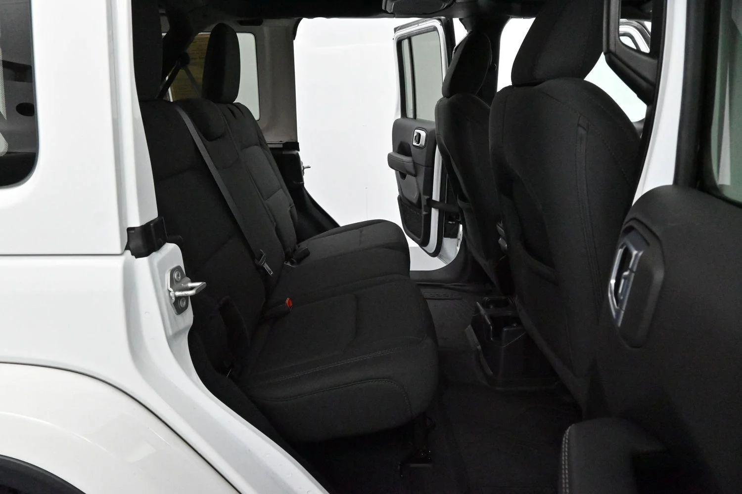 Used 2022 Bright White Clearcoat Jeep Unlimited Sahara image 31