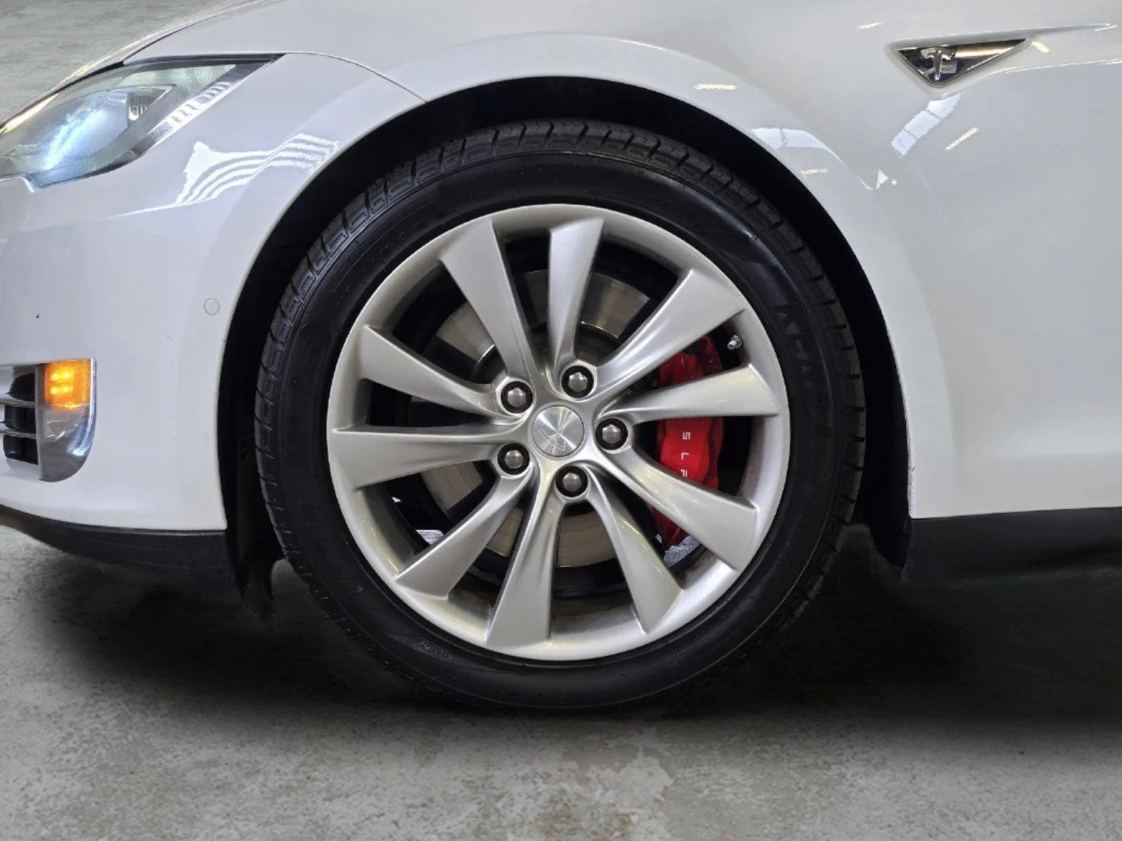 Used 2015 White Tesla P85D image 11