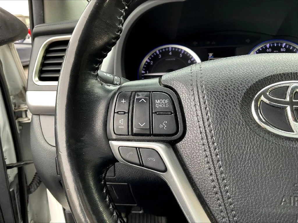 Used 2019 Blizzard Pearl Toyota XLE image 12