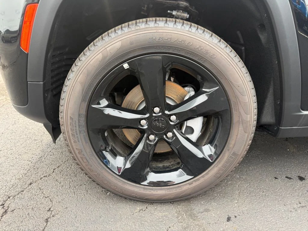 New 2026 Diamond Black Crystal Pearlcoat Jeep Limited image 10